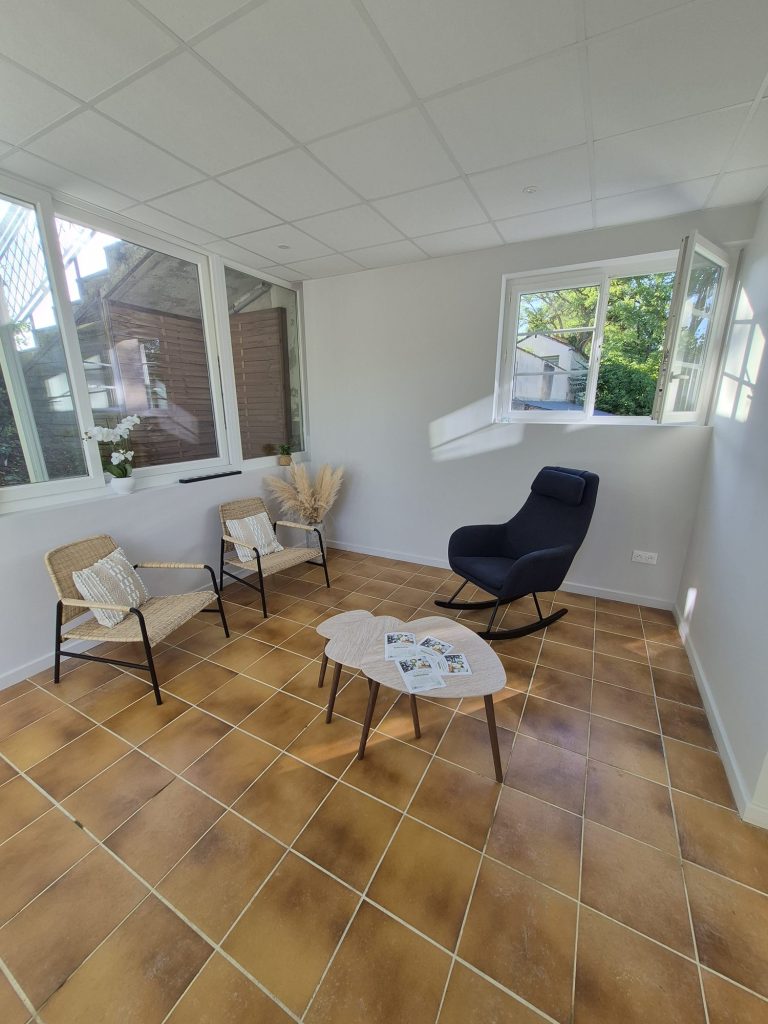 Pièce de séjour lumineuse du gîte communal d’Orval après aménagement