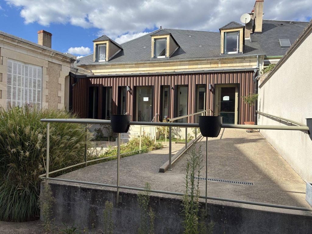 Accès à la salle d’attente en extension, cour paysagée à Saint-Amand-Montrond